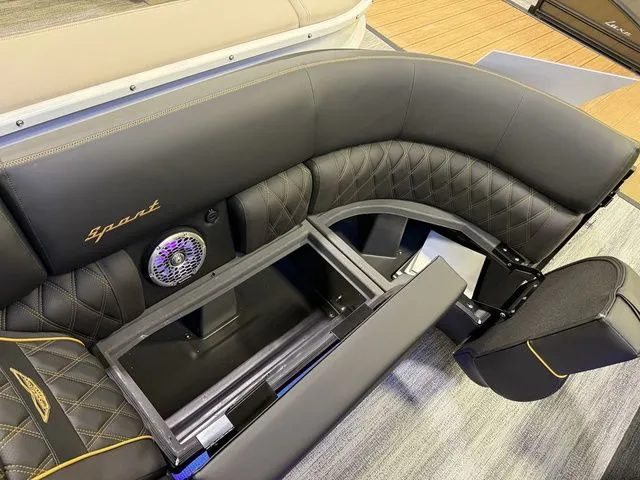 Slide: The Image of Bennington QX Swingback 25 QXSBA Tritoon 2026 - 7