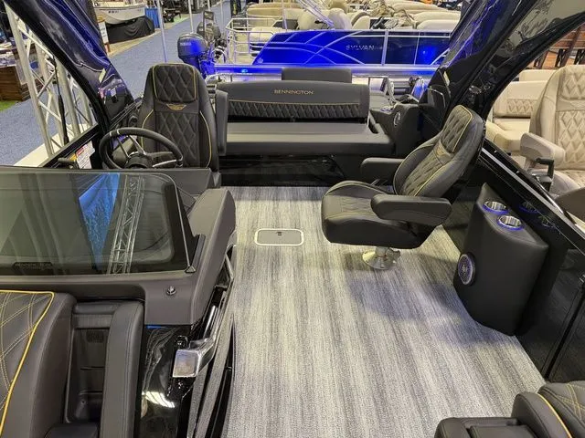 Slide: The Image of Bennington QX Swingback 25 QXSBA Tritoon 2026 - 14