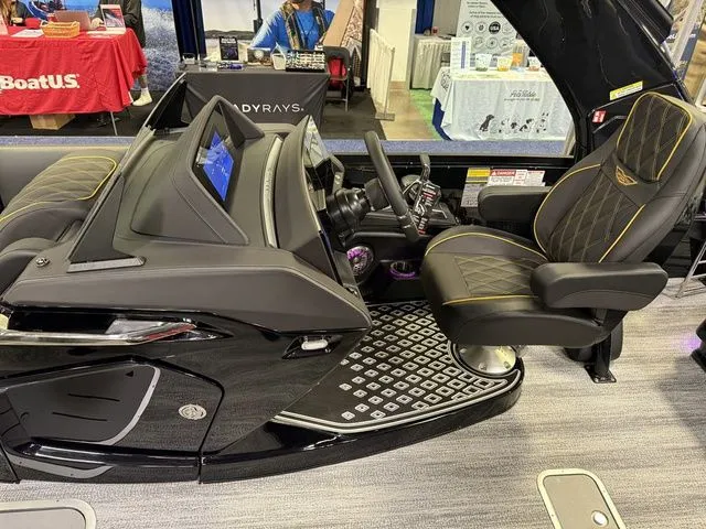 Slide: The Image of Bennington QX Swingback 25 QXSBA Tritoon 2026 - 18