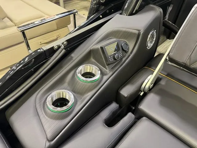 Slide: The Image of Bennington QX Swingback 25 QXSBA Tritoon 2026 - 28