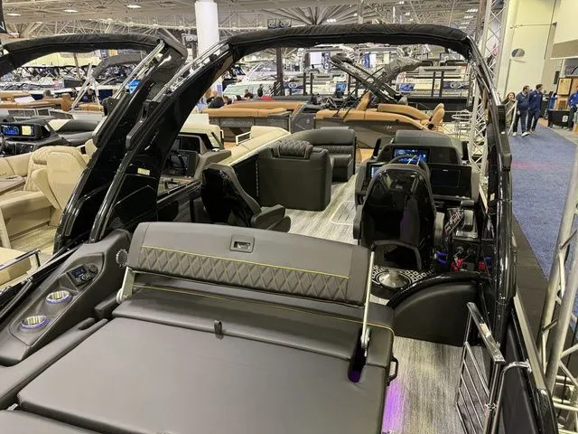 Slide: The Image of Bennington QX Swingback 25 QXSBA Tritoon 2026 - 31