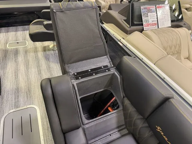 Slide: The Image of Bennington QX Swingback 25 QXSBA Tritoon 2026 - 9