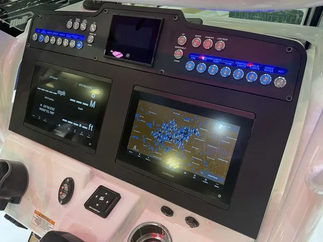 Slide: The Image of Everglades 253 Center Console 2026 - 18