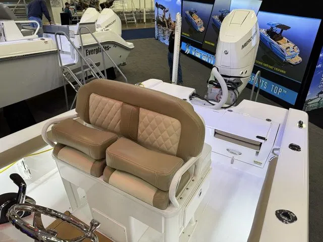 Slide: The Image of Everglades 253 Center Console 2026 - 31