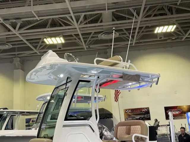 Slide: The Image of Everglades 253 Center Console 2026 - 38