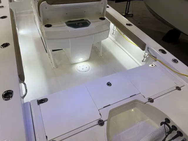 Slide: The Image of Everglades 253 Center Console 2026 - 6