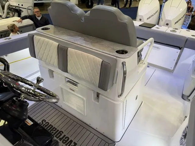 Slide: The Image of Everglades 285 Center Console 2026 - 17