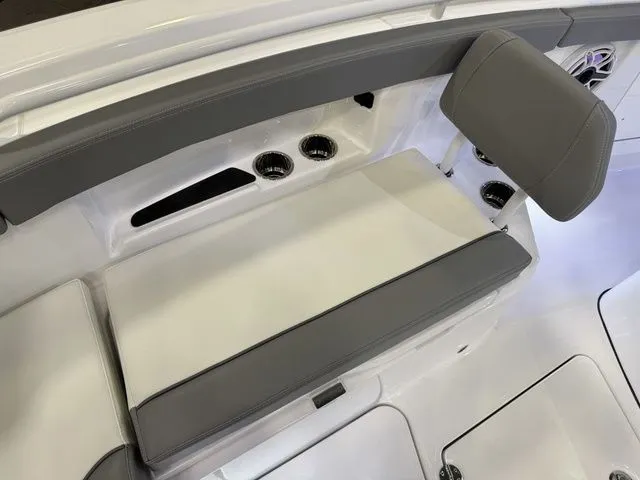 Slide: The Image of Everglades 285 Center Console 2026 - 36