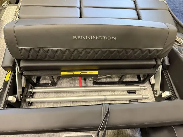 Slide: The Image of Bennington QX Swingback 27 QXSBWAT2 Tritoon 2026 - 25