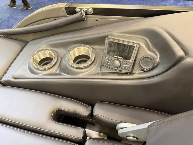 Slide: The Image of Bennington QX Swingback 27 QXSBWAT2 Tritoon 2026 - 31