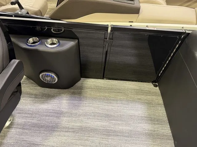 Slide: The Image of Bennington QX Swingback 25 QXSBA Tritoon 2026 - 15