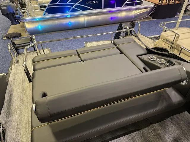 Slide: The Image of Bennington QX Swingback 25 QXSBA Tritoon 2026 - 26