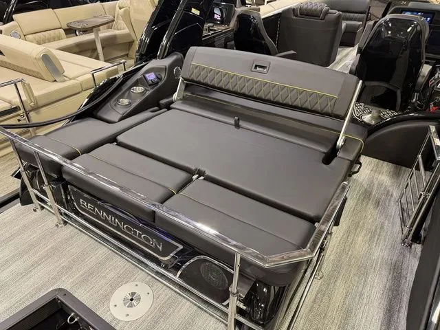 Slide: The Image of Bennington QX Swingback 25 QXSBA Tritoon 2026 - 27