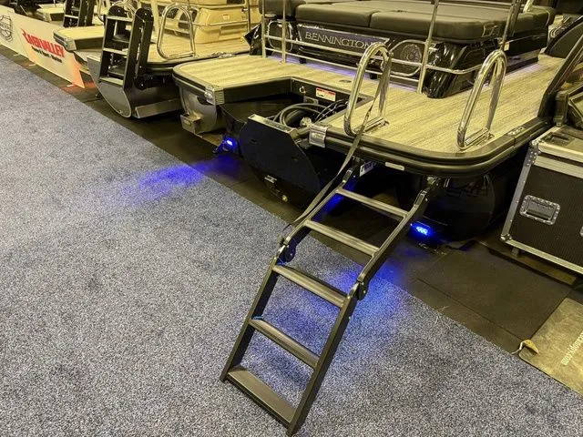 Slide: The Image of Bennington QX Swingback 25 QXSBA Tritoon 2026 - 32