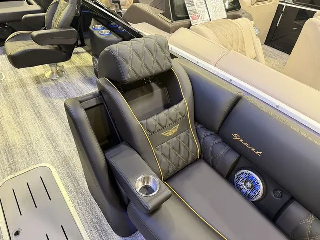 Slide: The Image of Bennington QX Swingback 25 QXSBA Tritoon 2026 - 8