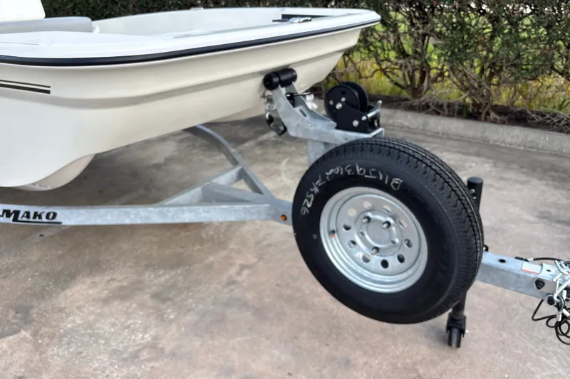 Slide: The Image of 2026 Mako Pro Skiff 15 CC boat on trailer, side view. - 17