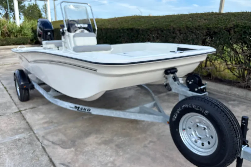 Slide: The Image of 2026 Mako Pro Skiff 15 CC boat on trailer, parked outdoors. - 4