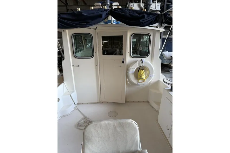 Slide: The Image of 2006 Parker 2820 XL Sport Cabin boat interior with life preserver and cabin door. - 4