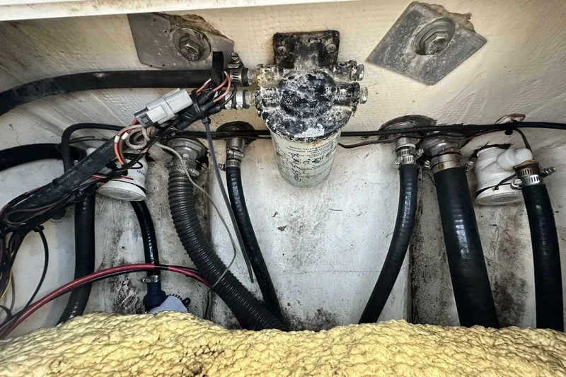 Slide: The Image of Engine compartment of 2020 NauticStar 2140 Sport Shallow Bay with hoses and wiring. - 32