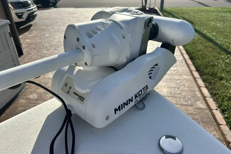 Slide: The Image of Minn Kota Ulterra motor on 2020 NauticStar 2140 Sport Shallow Bay boat. - 42