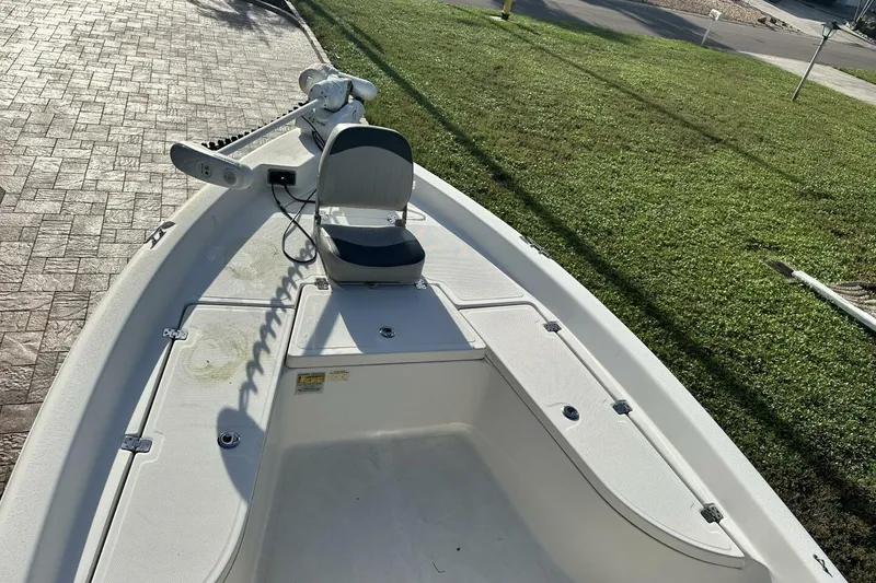 Slide: The Image of 2020 NauticStar 2140 Sport Shallow Bay boat with seating and trolling motor. - 6