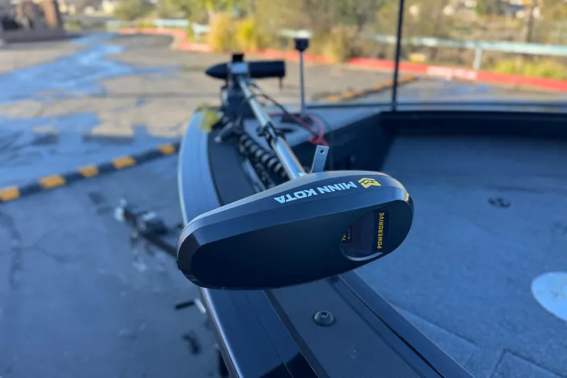 Slide: The Image of 2023 Tracker Targa V-19 WT boat with Minn Kota PowerDrive trolling motor. - 10