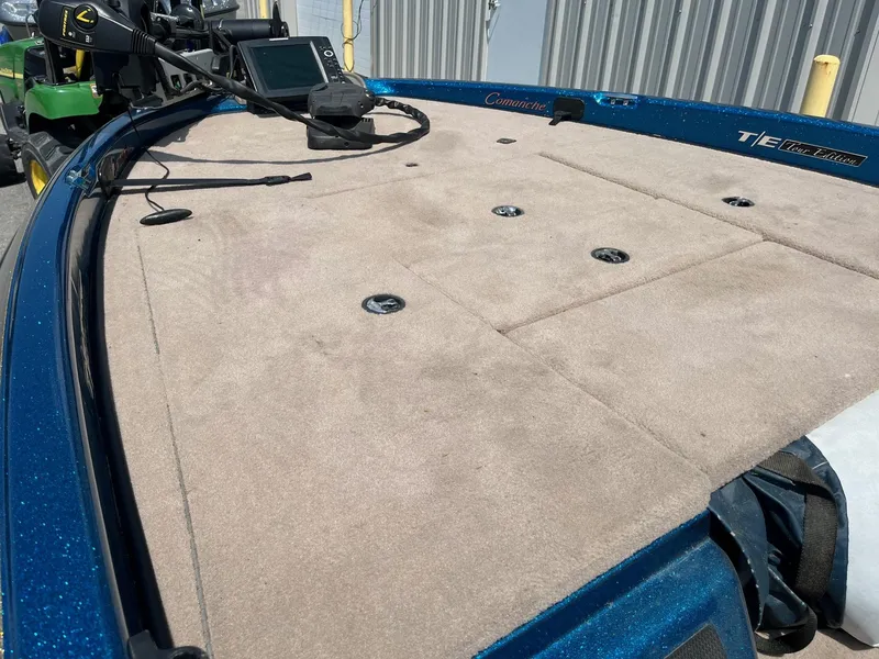 Slide: The Image of 2005 Ranger 185 VX boat with spacious deck and electronics. - 5