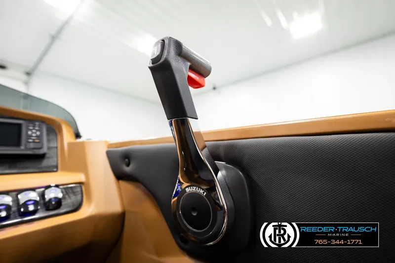 Slide: The Image of Throttle control lever in 2026 Avalon LSZ CRB boat interior, featuring Suzuki branding. - 38
