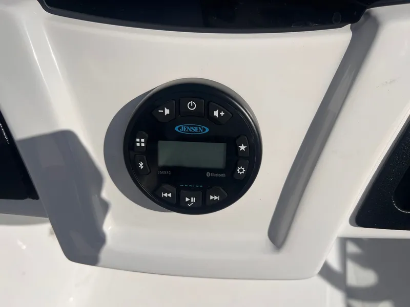 Slide: The Image of Tahoe 550 TF 2021 - 8