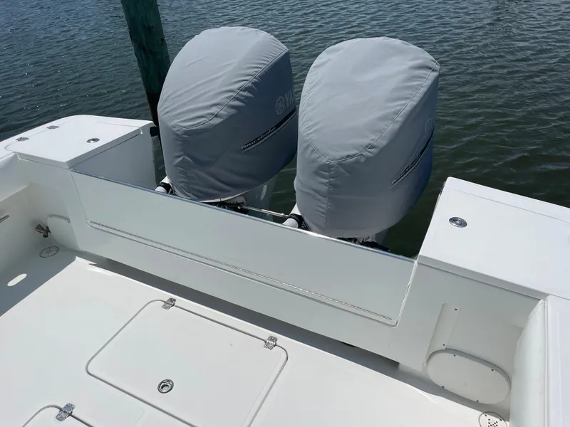 Slide: The Image of SeaCraft 32 with Yamaha F300 engines, 2007 model, on calm water. - 21