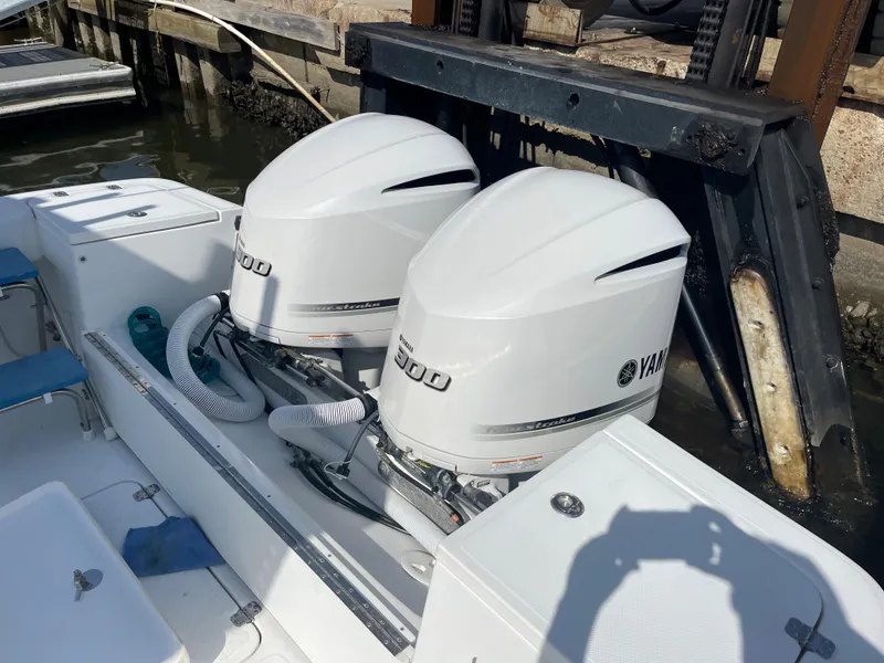 Slide: The Image of SeaCraft 32 with new Yamaha F300 engines, 2007 model, docked. - 22