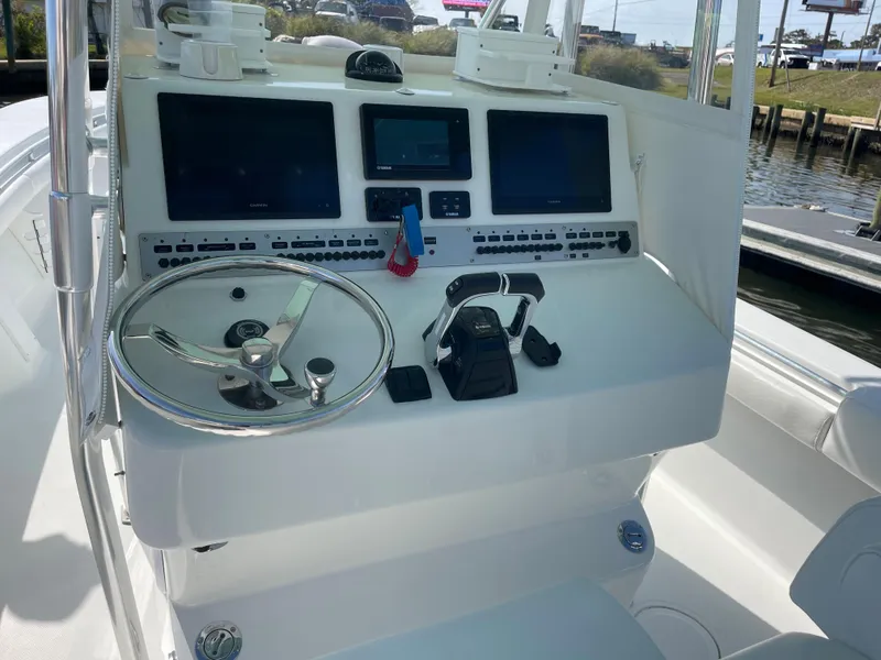 Slide: The Image of SeaCraft 32 helm with modern electronics, 2007 model. - 24