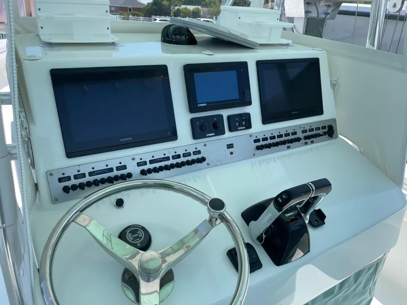 Slide: The Image of 2007 SeaCraft helm with Yamaha F300 engines. - 25