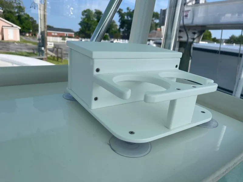 Slide: The Image of White holder on a 2007 SeaCraft 32 boat. - 27