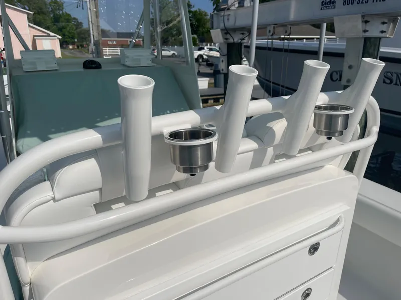 Slide: The Image of SeaCraft 32 boat with rod holders and cup holders, year 2007. - 40