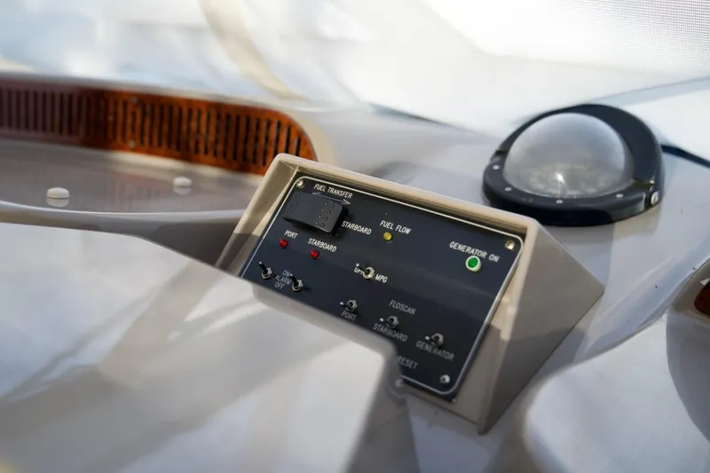 Slide: The Image of Control panel on 2000 Carver 506 Motor Yacht, featuring fuel transfer and generator indicators. - 30