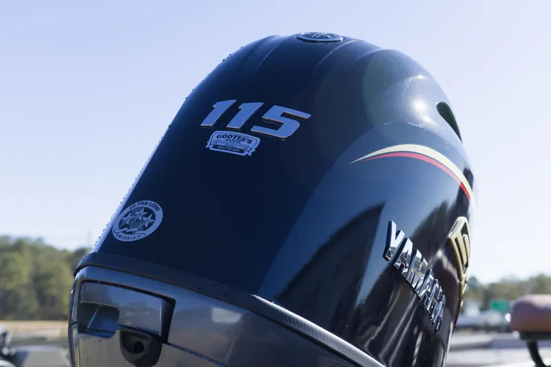 Slide: The Image of Outboard motor on Avid 20 Rogue CC 2026 boat, featuring Yamaha branding. - 4