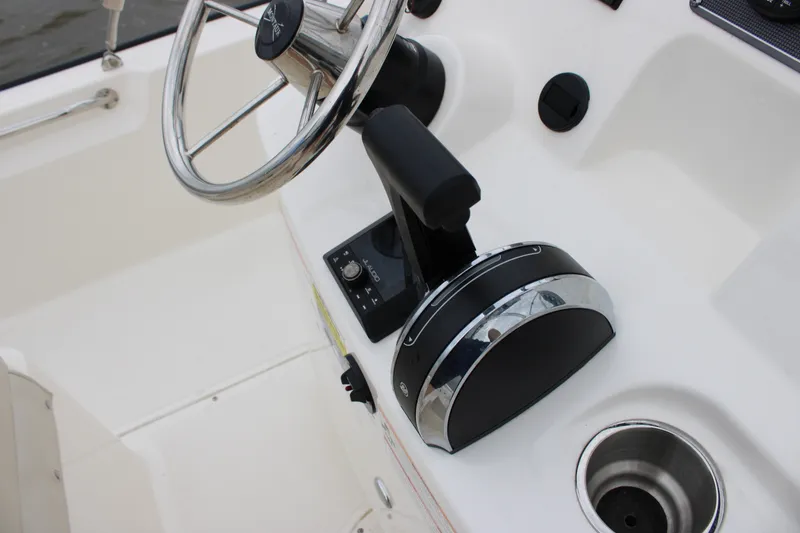 Slide: The Image of Boston Whaler 190 Montauk 2026 - 16