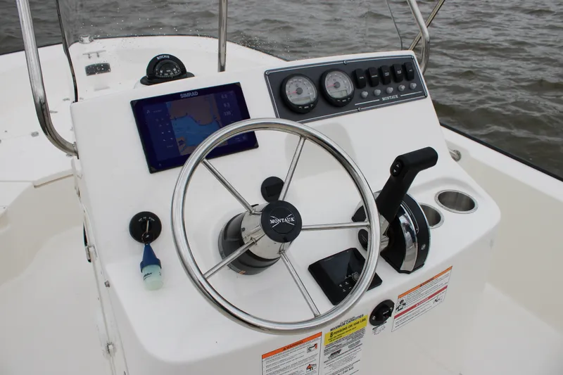 Slide: The Image of Boston Whaler 190 Montauk 2026 - 17