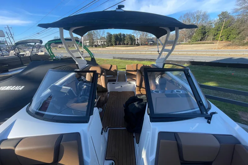 Slide: The Image of 2025 Yamaha Boats 222SD with sleek design, spacious seating, and modern features. - 18