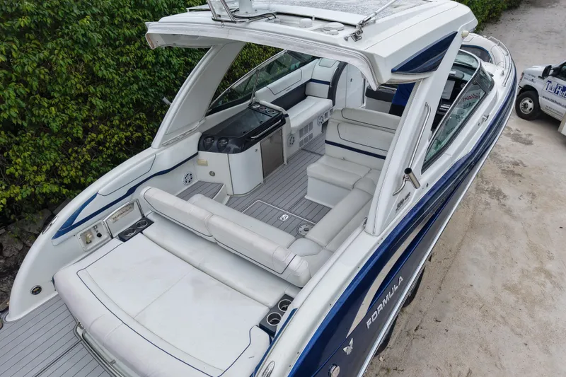 Slide: The Image of 2018 Formula 350 Crossover Bowrider OB with spacious seating and sleek design. - 4