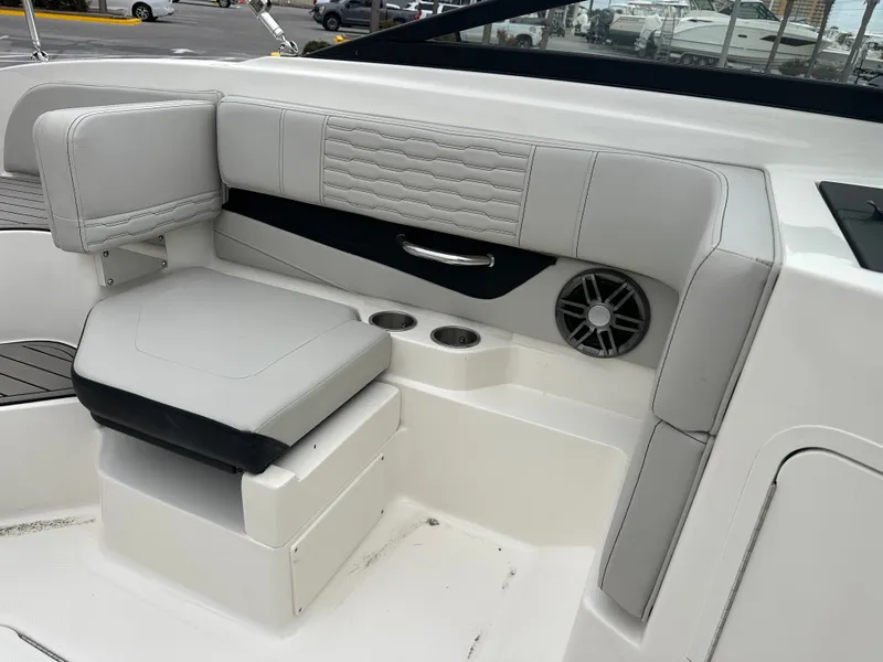 Slide: The Image of Sea Ray 19 SPX 2023 - 11