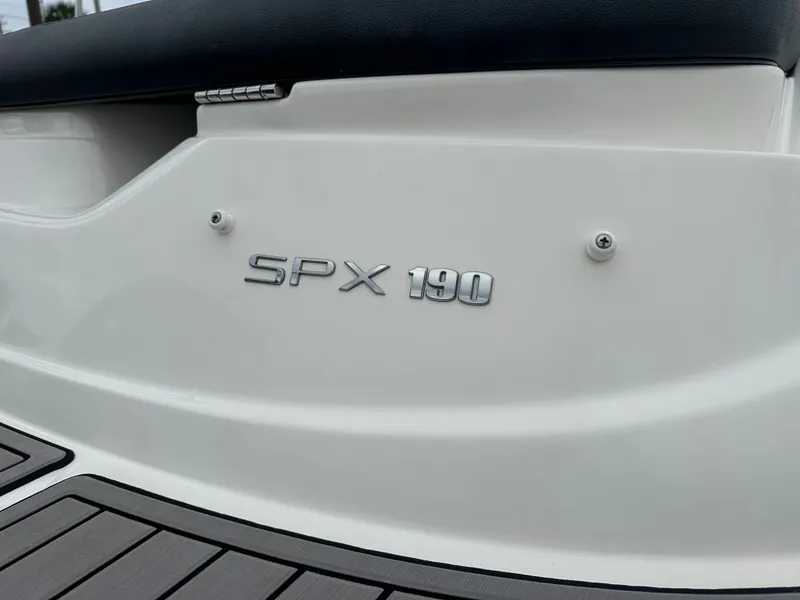 Slide: The Image of Sea Ray 19 SPX 2023 - 20