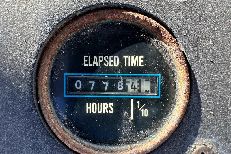 Slide: The Image of Elapsed time gauge showing 7184.1 hours on 1988 Carver 38 Santego. - 29
