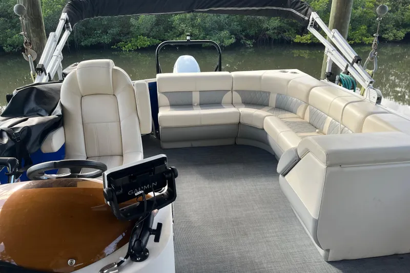 Slide: The Image of 2023 Lexington 321 CRUISE pontoon boat rear view with propeller and ladder. - 5