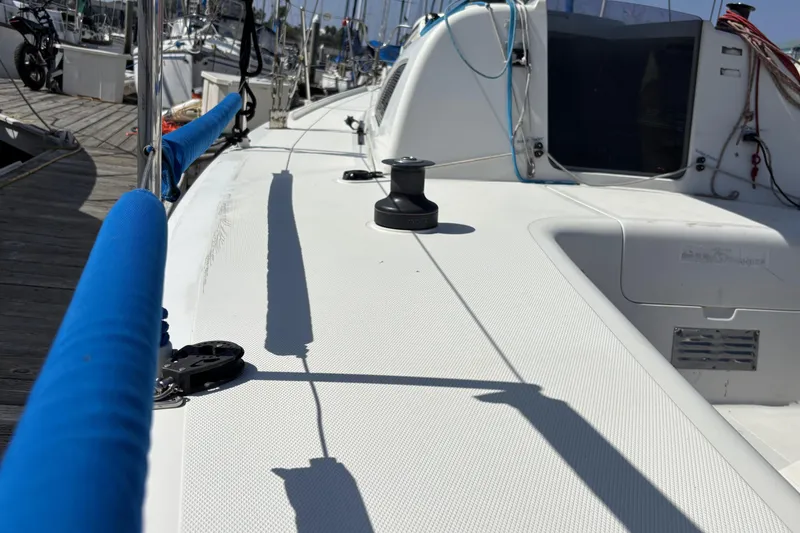Slide: The Image of Sailboat deck of 2007 Flying Tiger FT-10M, docked with blue rail covers. - 18