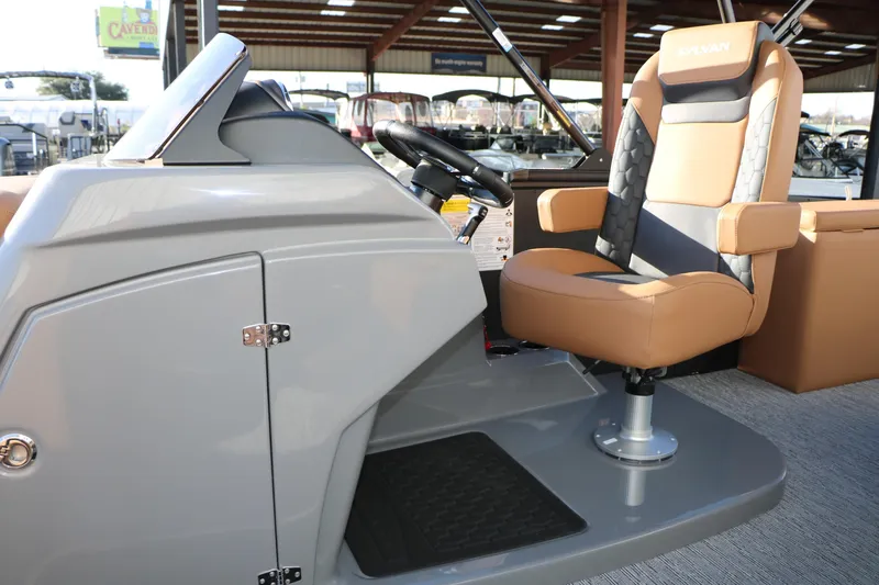 Slide: The Image of Captain's chair and helm of 2026 Sylvan L3 LZ DH Platinum Edition Tri-Toon boat. - 40