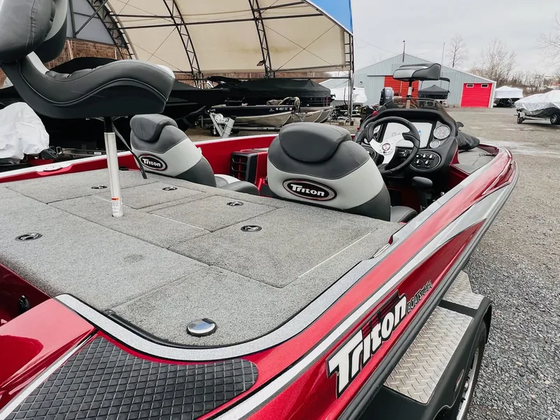 Slide: The Image of Triton 18 TrX 2015 - 22