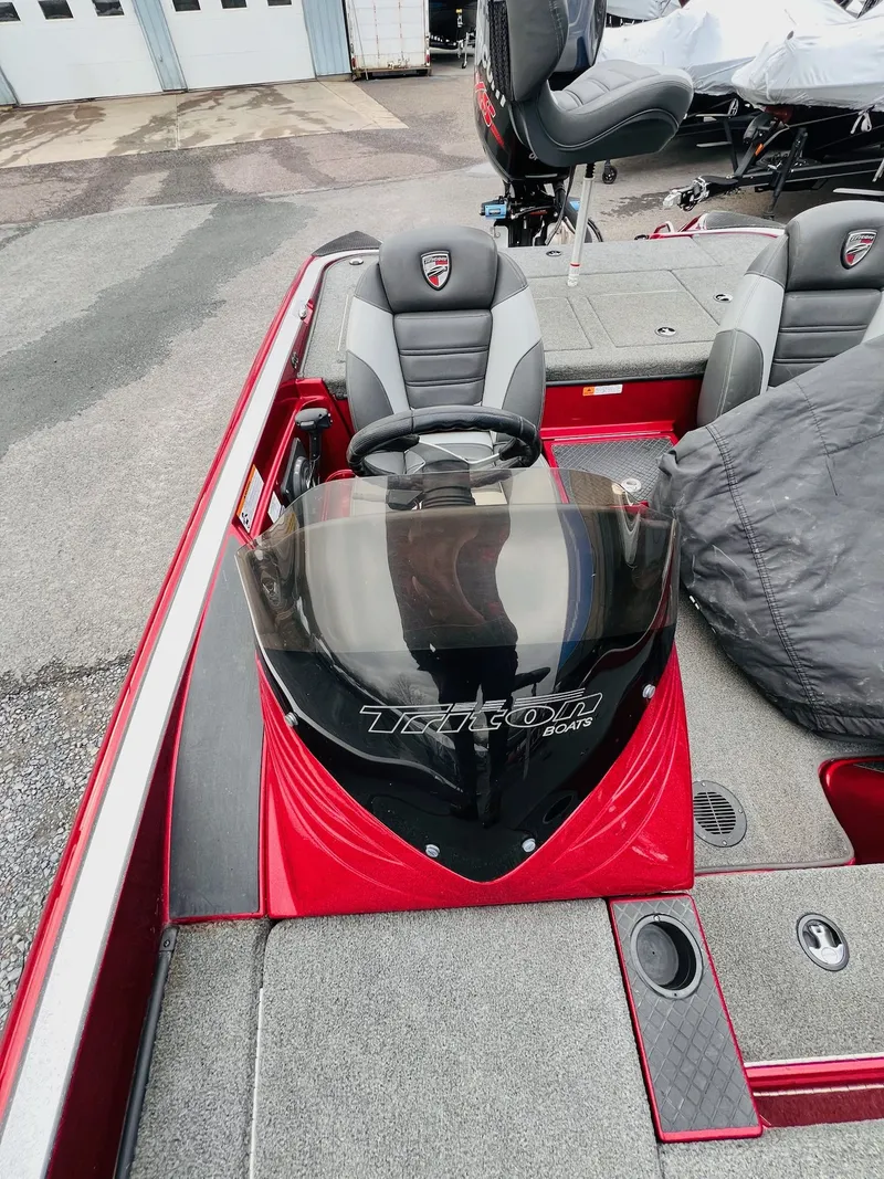 Slide: The Image of Triton 18 TrX 2015 - 23