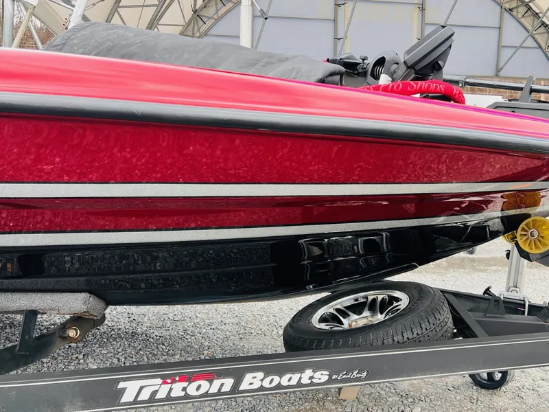 Slide: The Image of Triton 18 TrX 2015 - 30